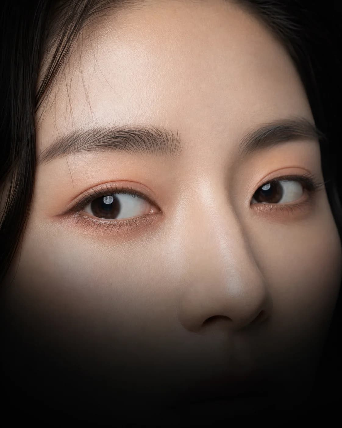 눈을 뜬 상태에서 자연스러운 아이라인과 눈매를 보여주는 한국 여성의 클로즈업