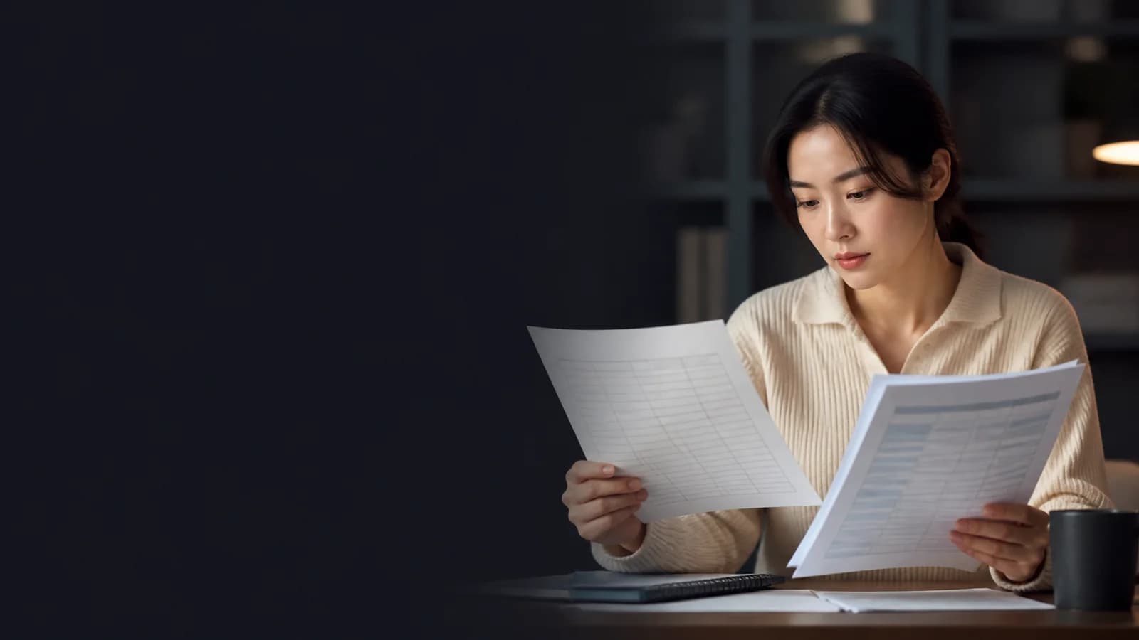 공식 확인 체크리스트와 과정 비용표를 차분히 대조하는 성인 한국인 학습자