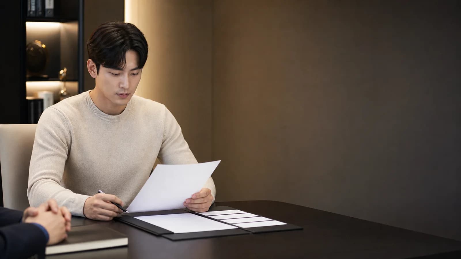 계약서와 다섯 칸 대조표를 차분히 확인하는 성인 한국인 학습자