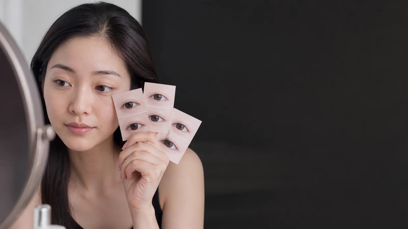 정면 아래 보기 감은 눈 사진으로 아이라인 네 구역을 확인하는 성인 한국인 여성
