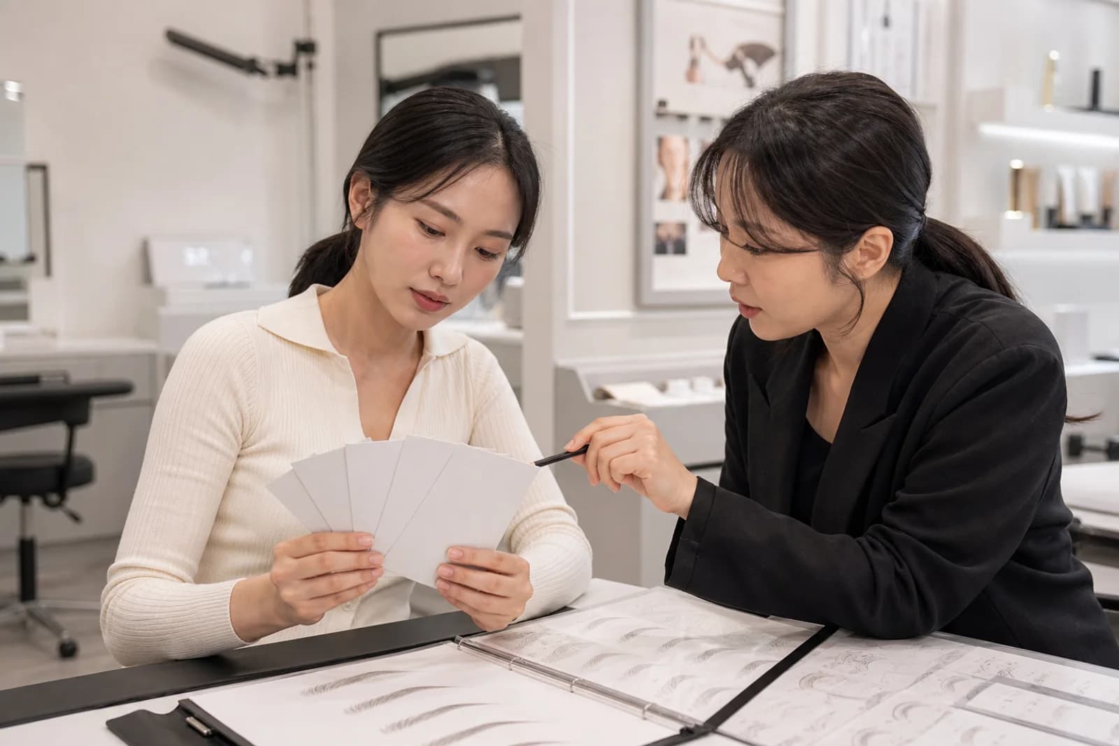 눈썹 도안과 교정 목표 다섯 카드를 강사와 함께 정리하는 한국 성인 학습자