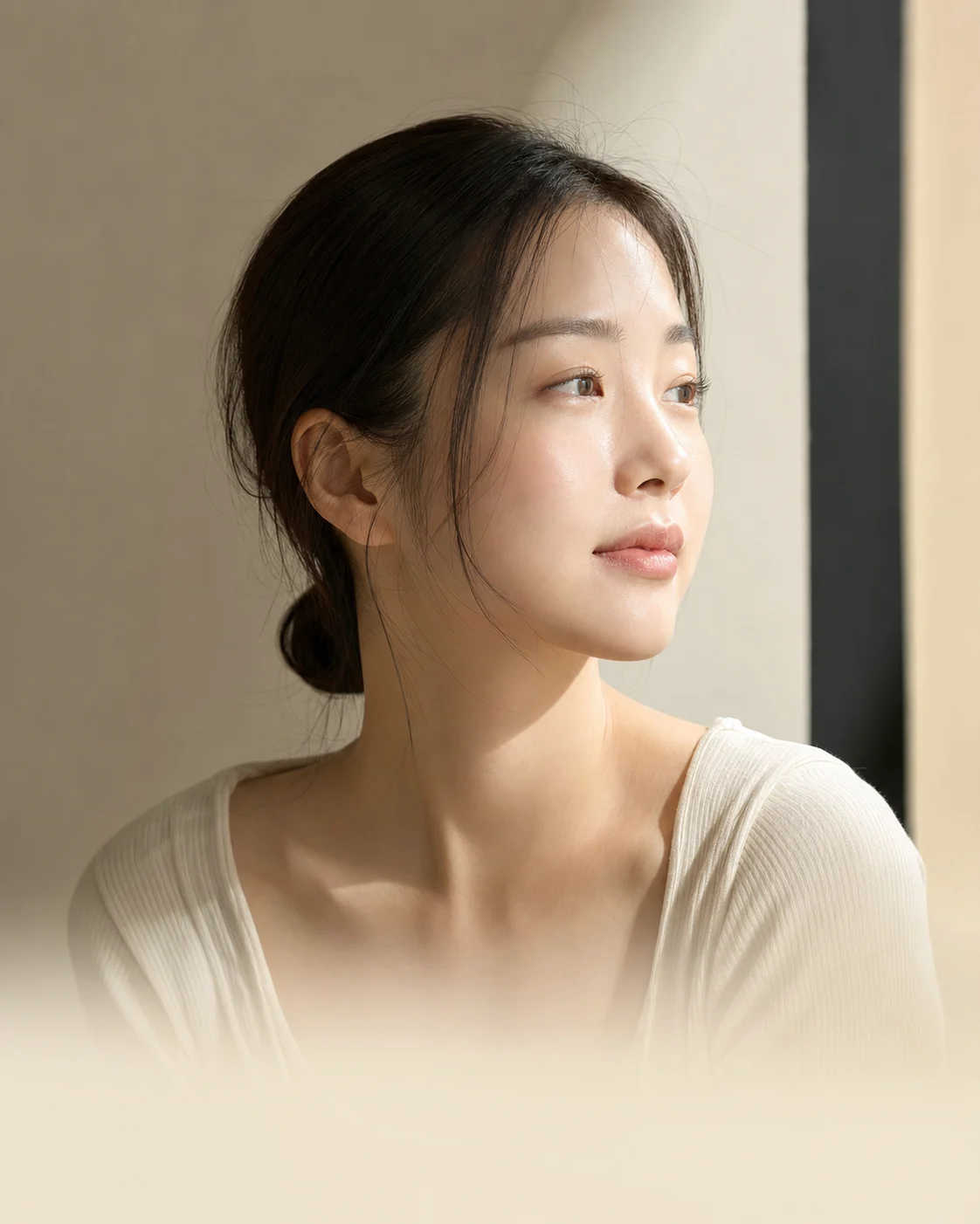 정면 얼굴에서 눈썹과 눈매의 전체 균형을 살펴보는 에디토리얼 이미지