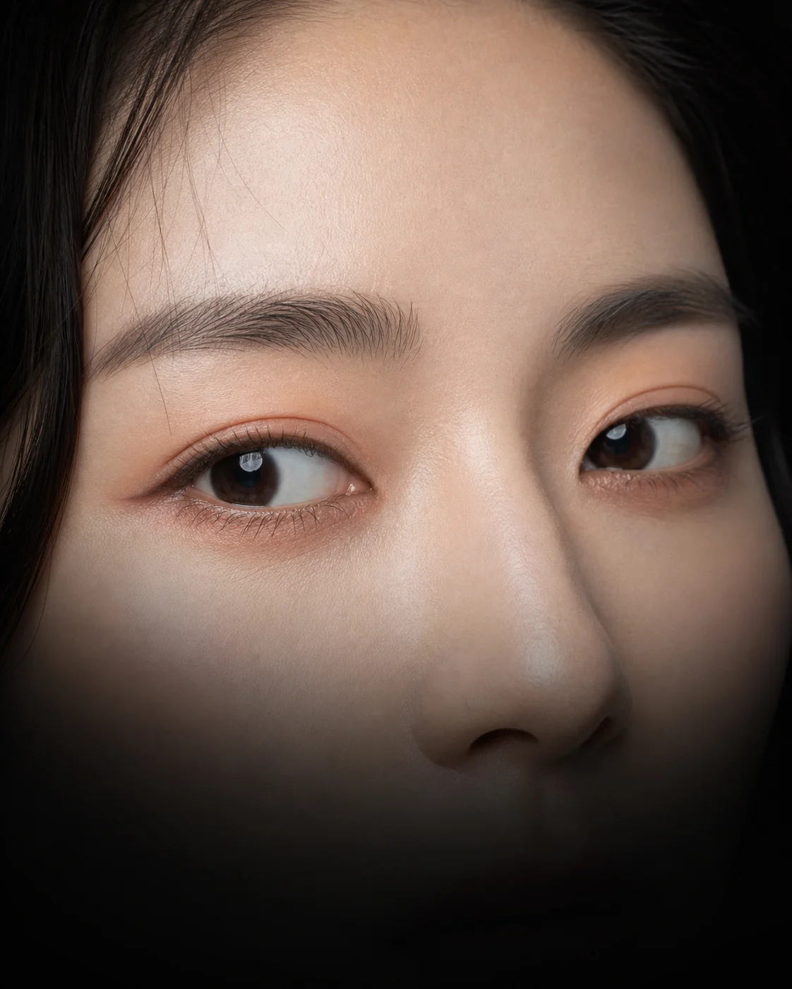 정면 얼굴에서 눈썹과 눈매의 전체 균형을 살펴보는 에디토리얼 이미지