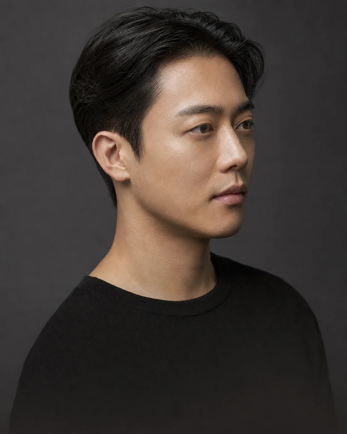 따뜻한 실내 조명에서 거울로 평소 인상을 확인하는 일상 이미지