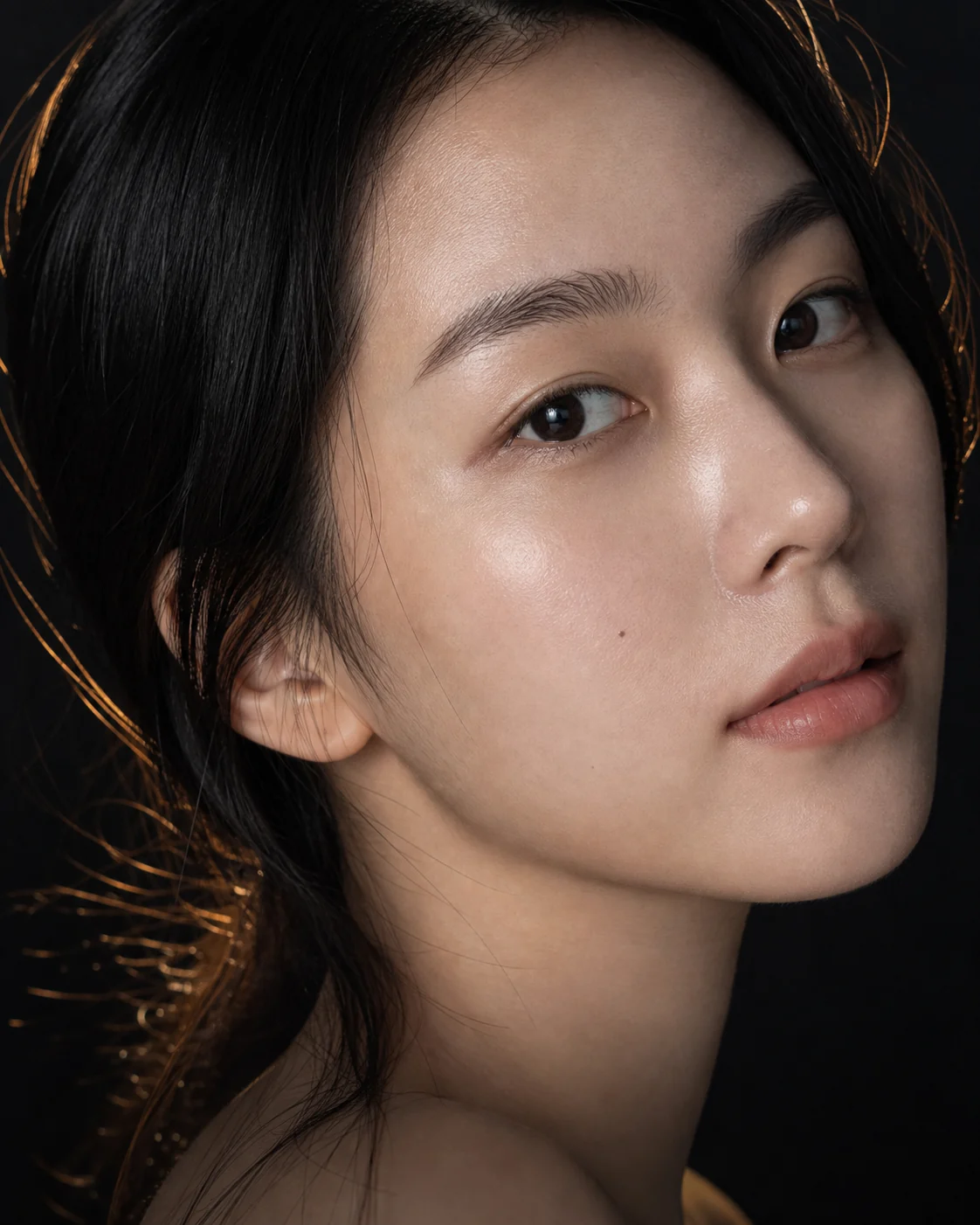 정면 얼굴에서 눈썹과 눈매의 전체 균형을 살펴보는 에디토리얼 이미지
