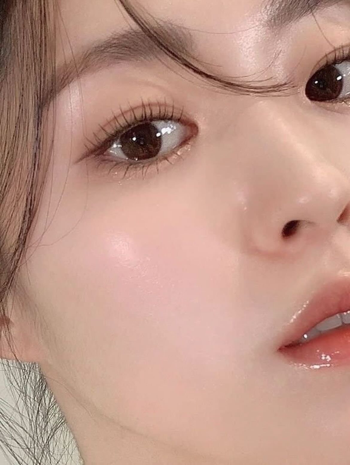 따뜻한 실내 조명에서 거울로 평소 인상을 확인하는 일상 이미지