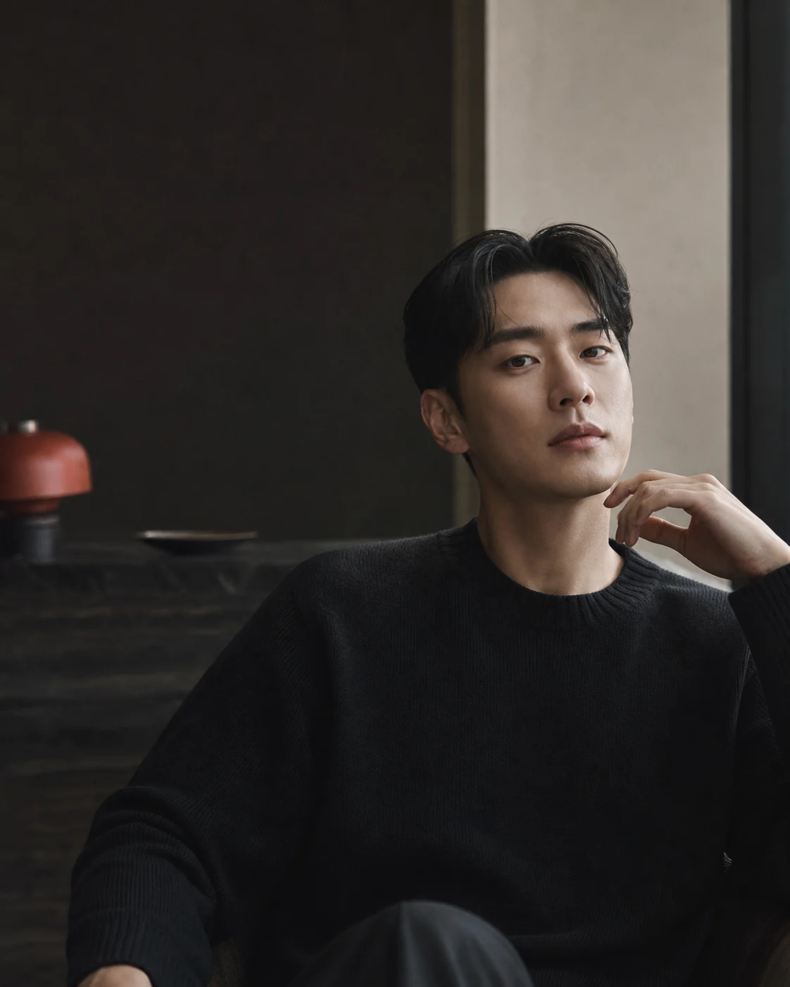 따뜻한 실내 조명에서 거울로 평소 인상을 확인하는 일상 이미지