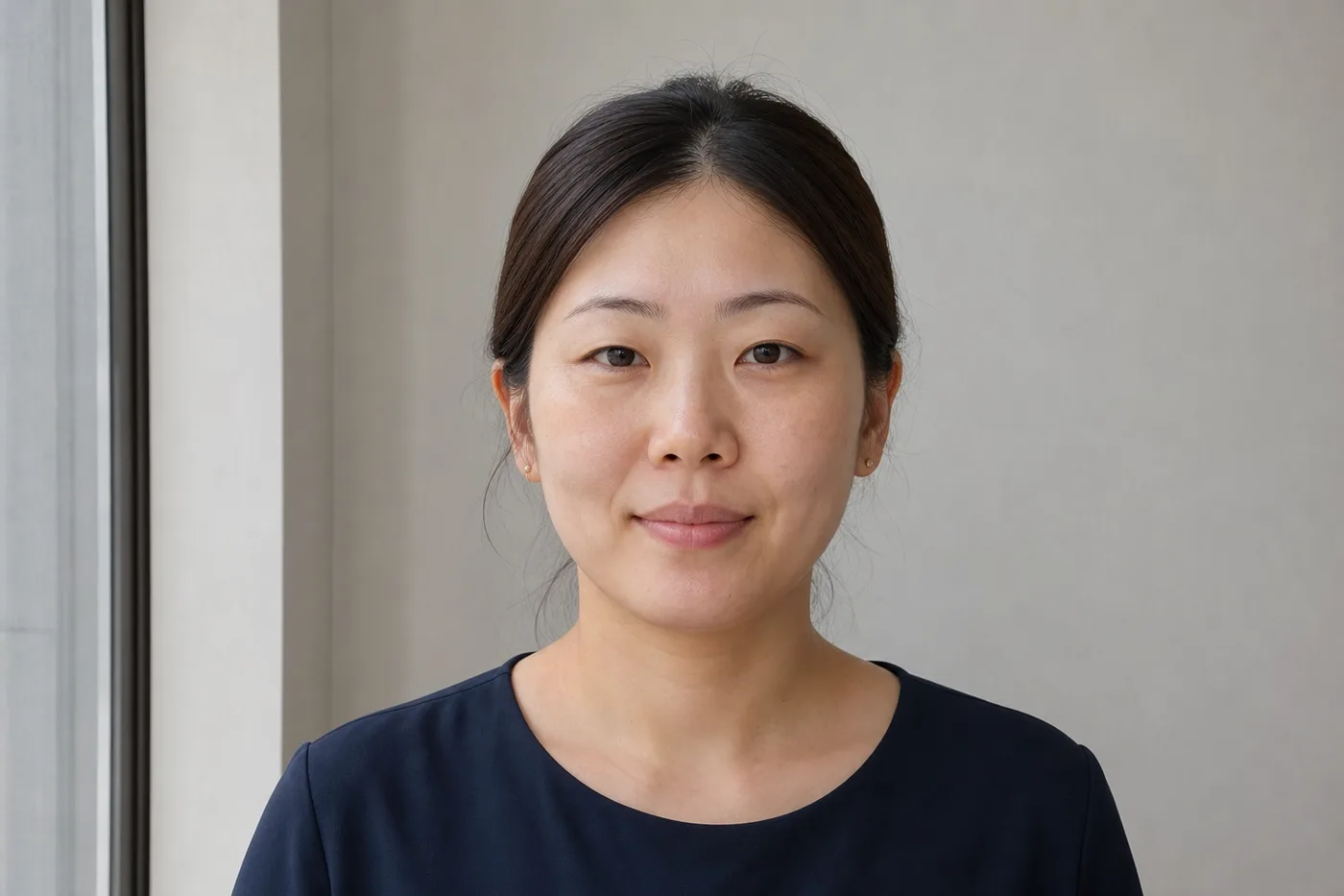 창가에서 어깨와 얼굴 전체가 보이도록 편하게 서서 정면을 기록한 한국 성인 여성