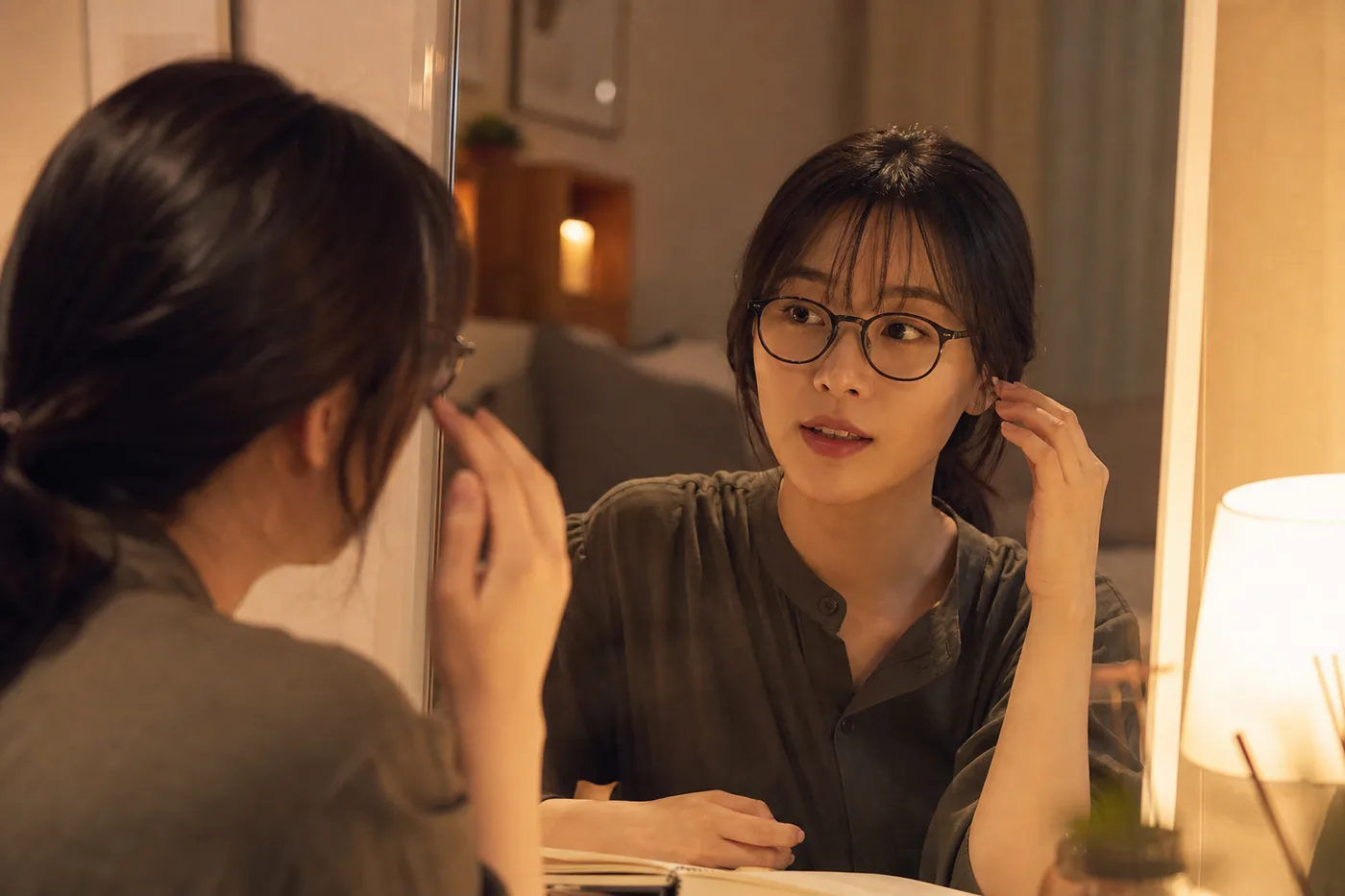 평소 안경을 쓴 채 말하는 표정에서 눈썹과 프레임을 확인하는 한국 여성