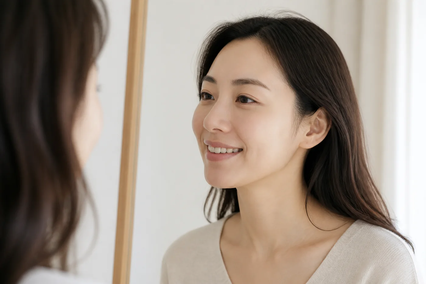 편한 미소를 지으며 반측면에서 입술 표정선을 확인하는 한국 여성