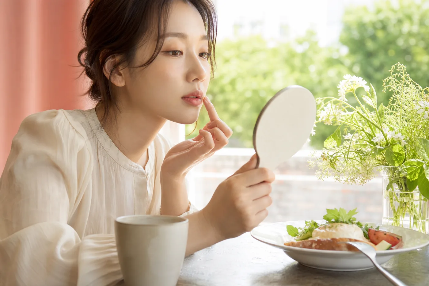 무표기 컵과 티슈 옆에서 아침 음료 뒤 입술 습관을 기록하는 한국 성인 여성