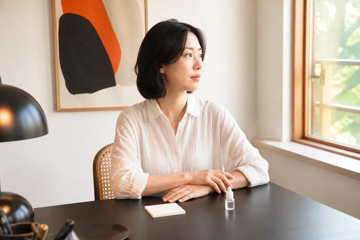 업무 책상에서 안약과 손의 위치를 메모하는 한국 성인 여성