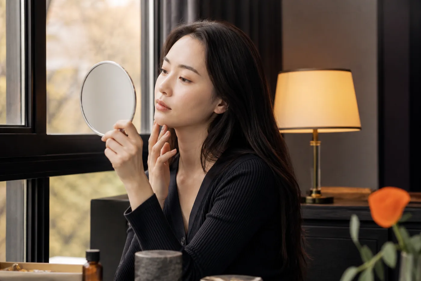 창가 자연광과 실내 조명에서 민낯 입술 톤을 거울로 확인하는 한국 여성