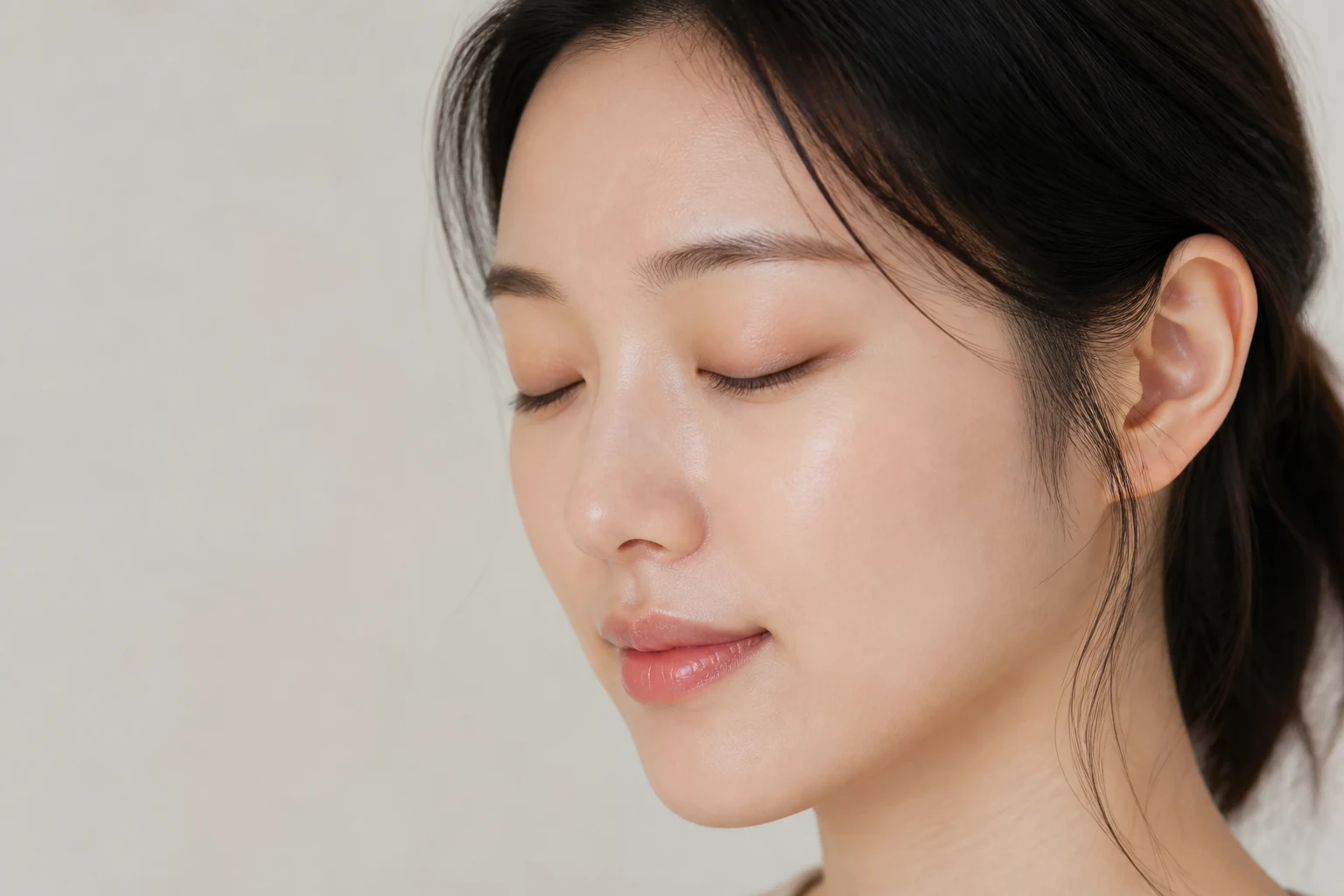 눈을 편하게 감아 눈꺼풀과 속눈썹 라인을 확인하는 한국인 여성