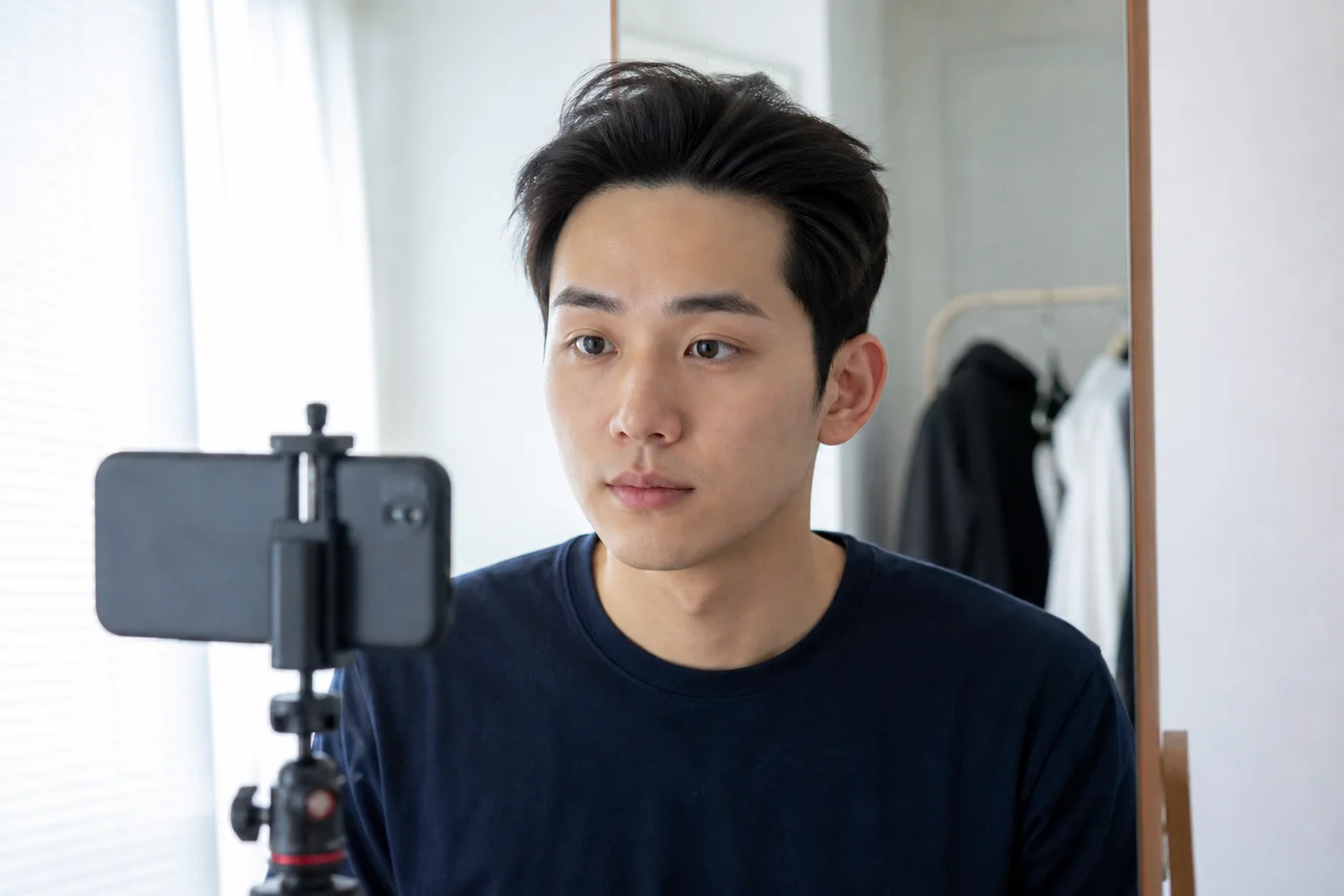 자연광에서 앞머리를 올리고 눈썹 전체와 헤어라인을 기록하는 한국 남성